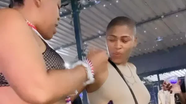 Watch As Zodwa Wabantu dances half-n@ked in a club